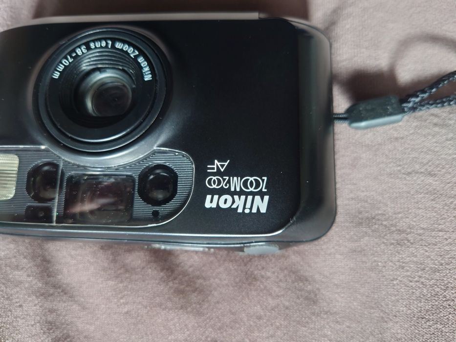 Compact Nikon Zoom 200 AF