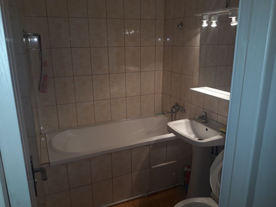 Inchiriez apartam 2 camere decomandat zona Piata Crang etj 3/4,complet