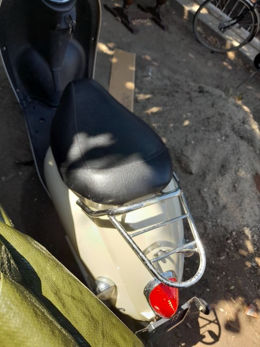 Vind 2 scutere unul electric și unul benzina