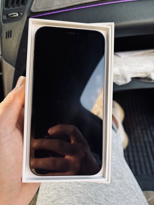 Продам Iphone 12