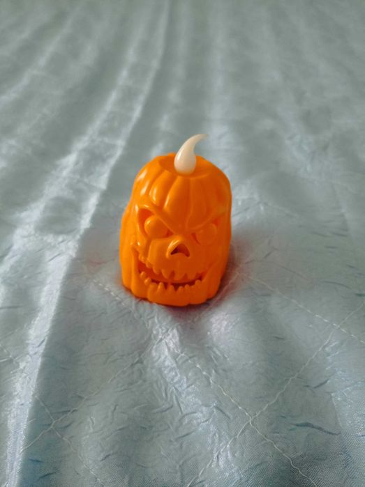 Играчки: топка, тиква, извънземно, пумпал, макетни колички