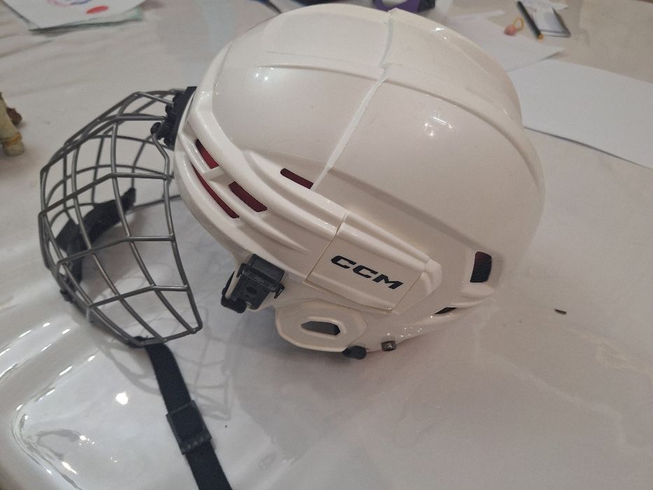 Шлем хоккей новый