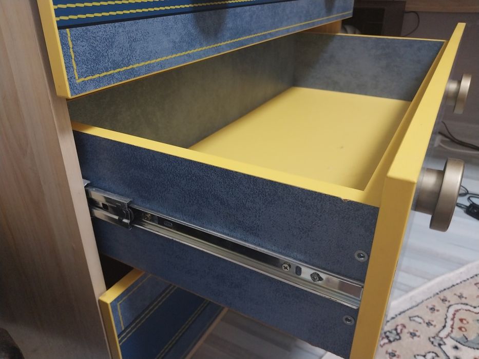 Комплект мебели в детскую