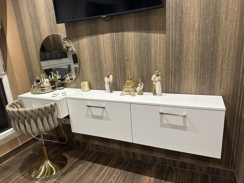 Mobilier modern suspendat alb/. auriu.