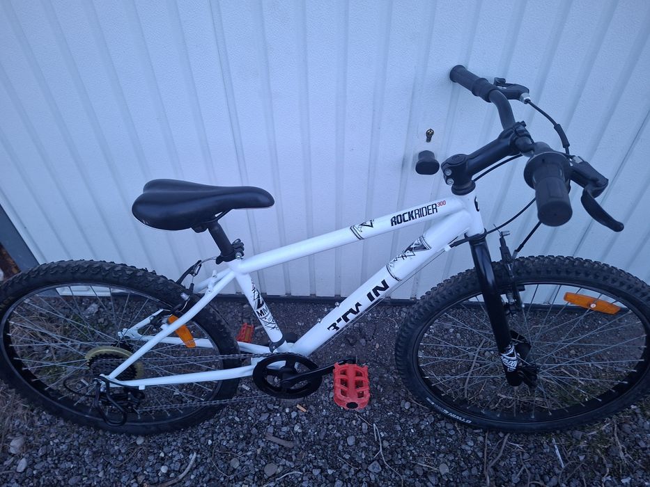 Bicicleta Btwin 24" pentru copii 8-12 ani.