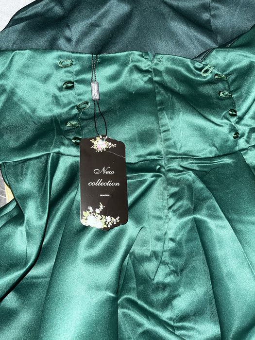 Зеленое платье с разрезом