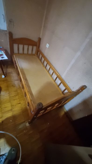 Срочно продам двухярусную кровать дерево.