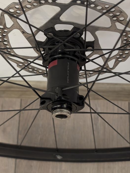 Set roți Fulcrum Racing  pentru șosea / gravel / endurance.

- prindere disc Center Lock
- thru axle
- freehub Shimano / SRAM HG
- profil aero