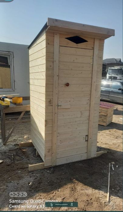 Уличный деревянный туалет для дачи