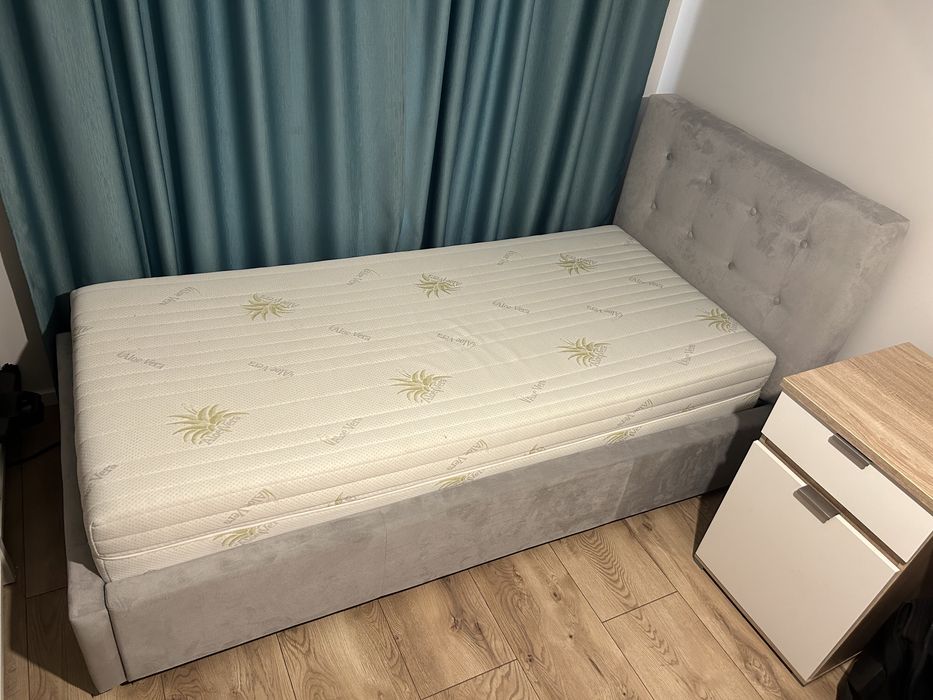 Pat de copii diferite culori