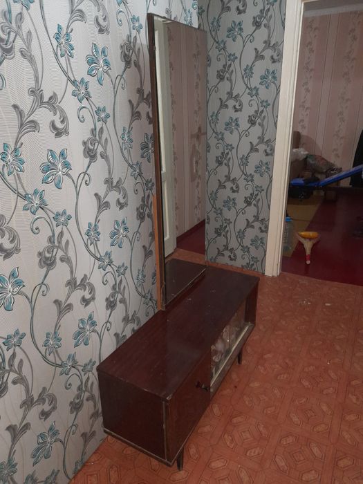 Трюмо с зеркалом.