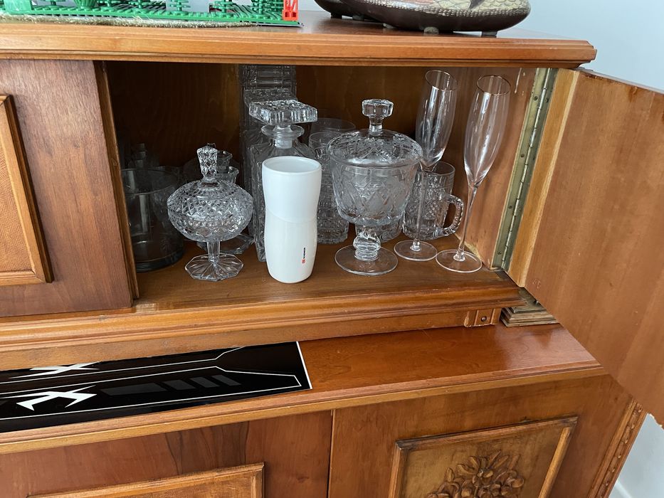 Bufet retro sculptat manual, furnir de nuc, 2 corpuri