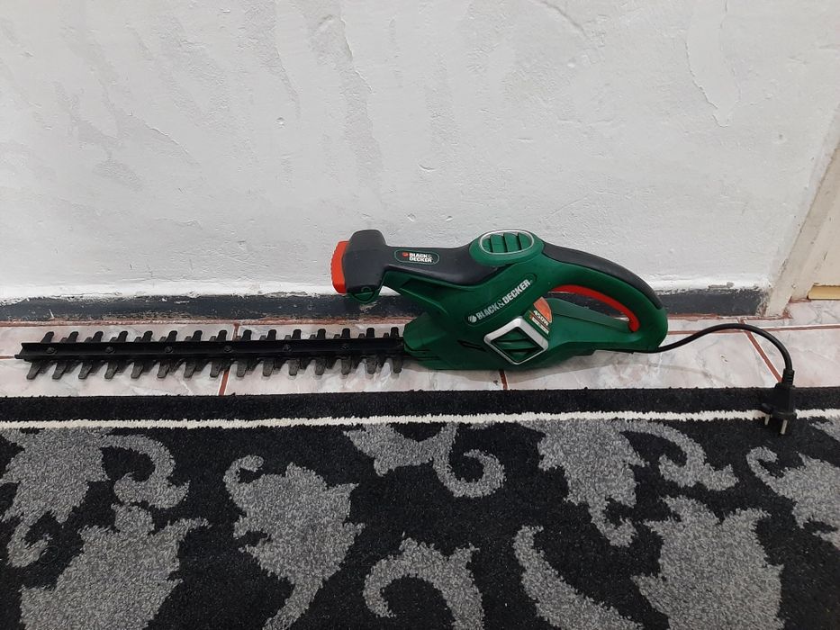 Vând mașină de tuns garduri viu