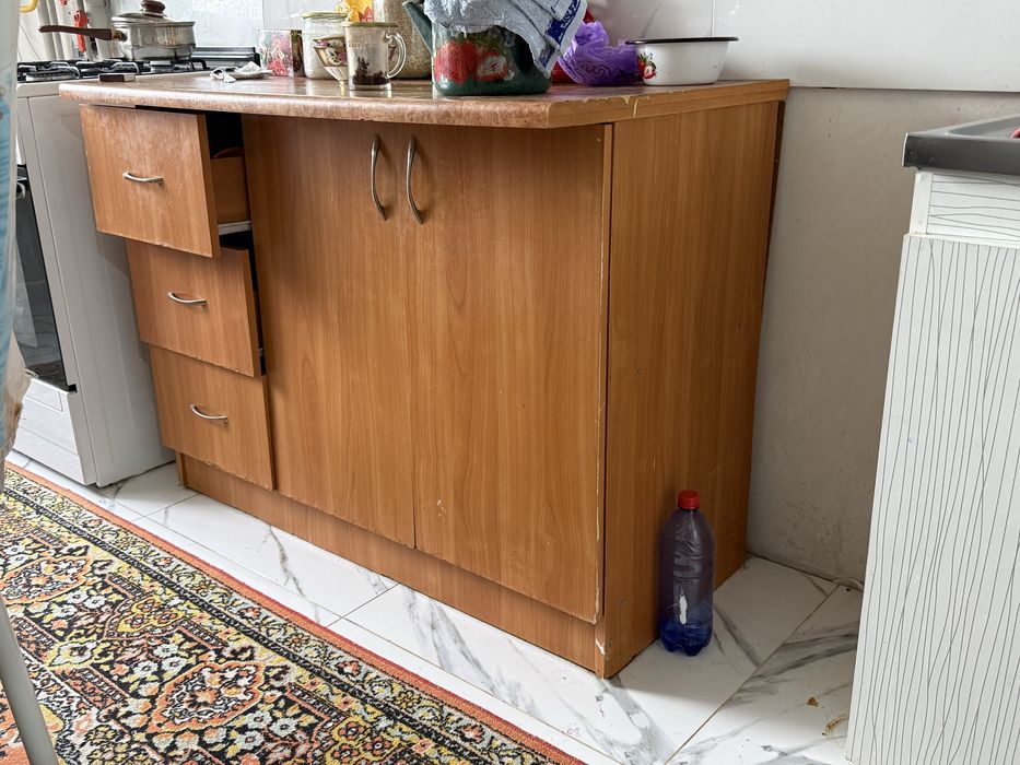 Два кухонных шкафа бесплатно