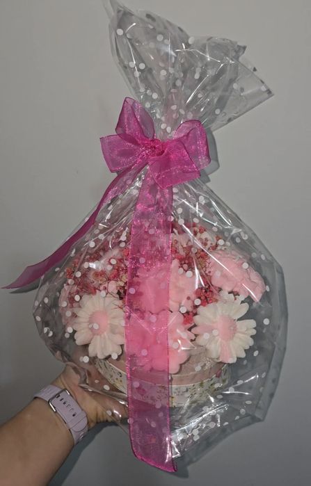 Vand aranjament cu flori din ceara naturală