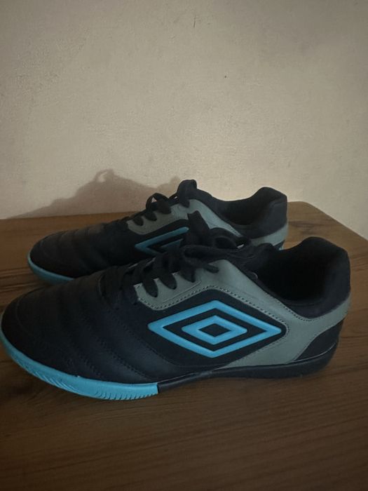 Футболни стоножки umbro 41 номер