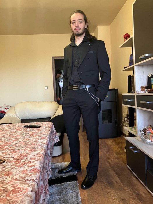 Абитуриенски костюм