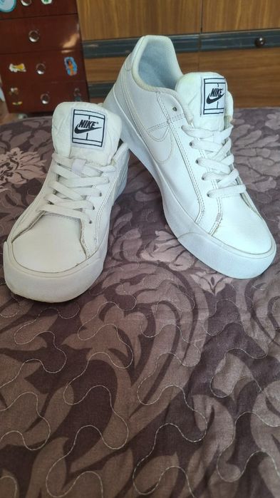 Кроссовки женские "NIKE" размер 39 , натуральная кожа.