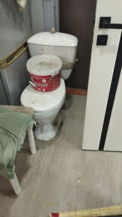 Унитаз, есть трещина на бачке.