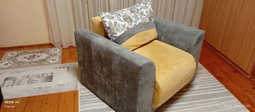 Un set canapea extensibilă cu fotoliu neextensibil