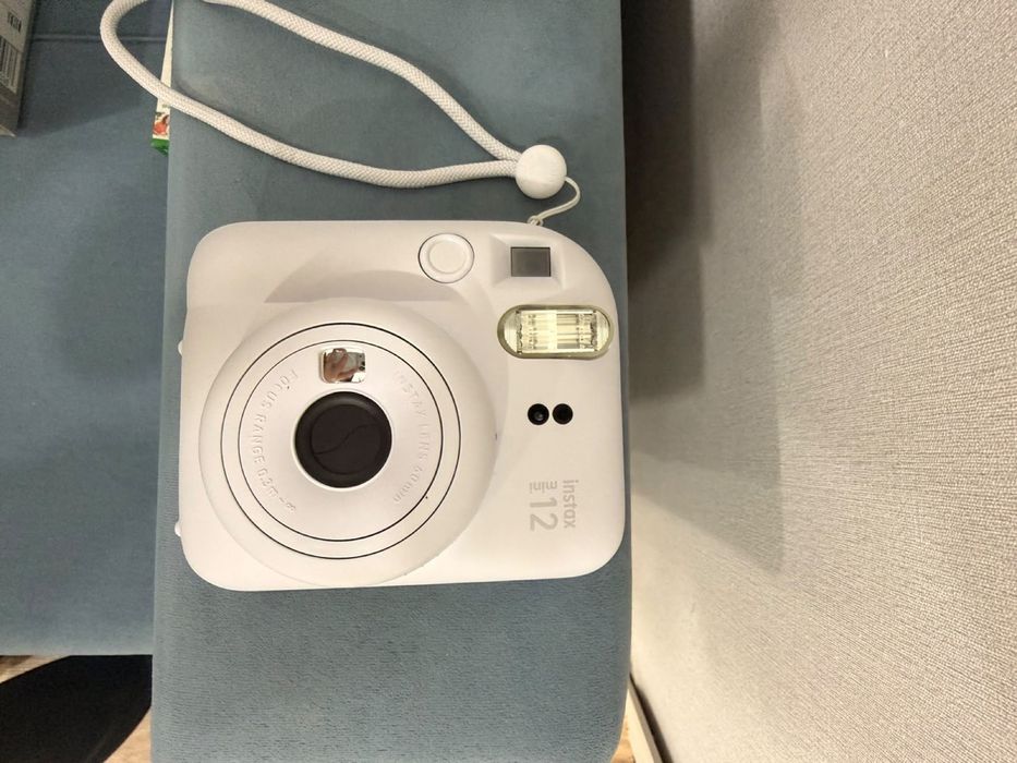 Продам Fujifilm INSTAX Mini 12 в белом цвете.