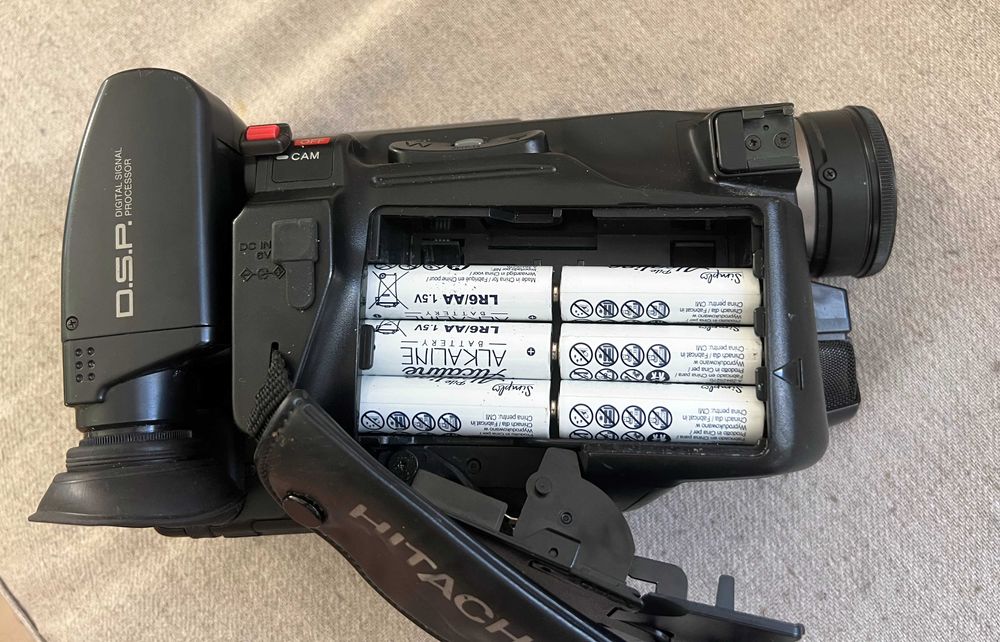 Camera video Hitachi VM-H610E Hi8 PAL cu incarcator si acumulatori