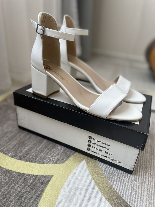 Дамски сандали с ток