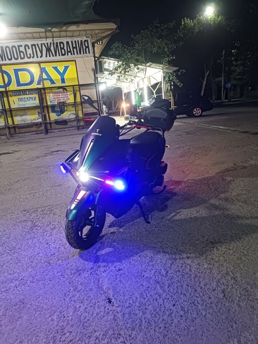 Benzinli skuter sotiladi