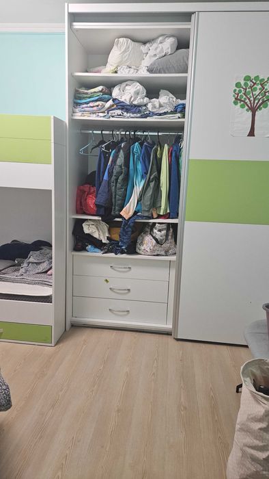 Гардероб с плъзгащ механизъм