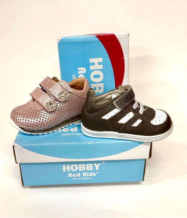 Детски обувки, сандали, боти и пантофи на разпродажба от магазин.