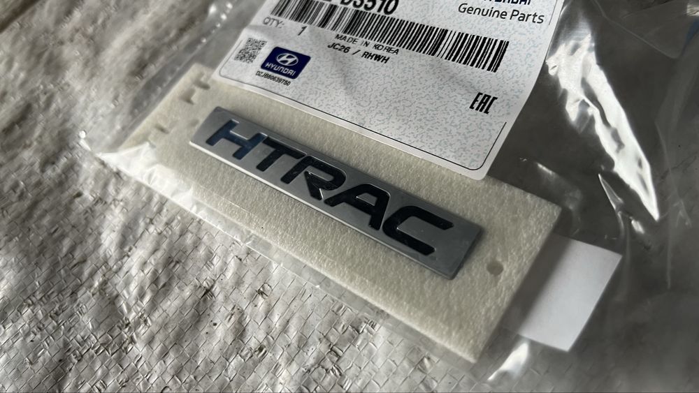 2 броя метални табелки за Hyundai “HTRAC”
