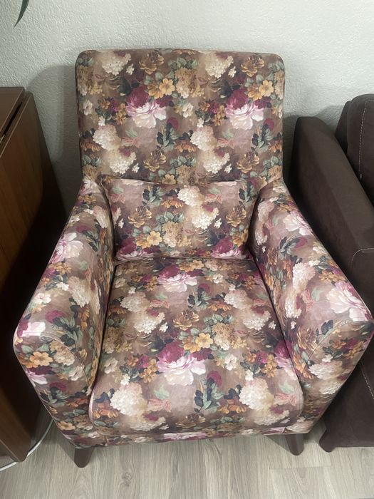 Продается диван с двумя креслами