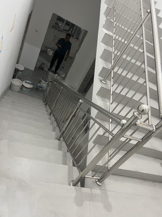 Перила из нержавеющей стали.