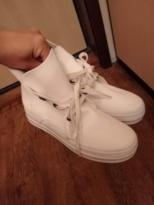 Дамски бели кецове