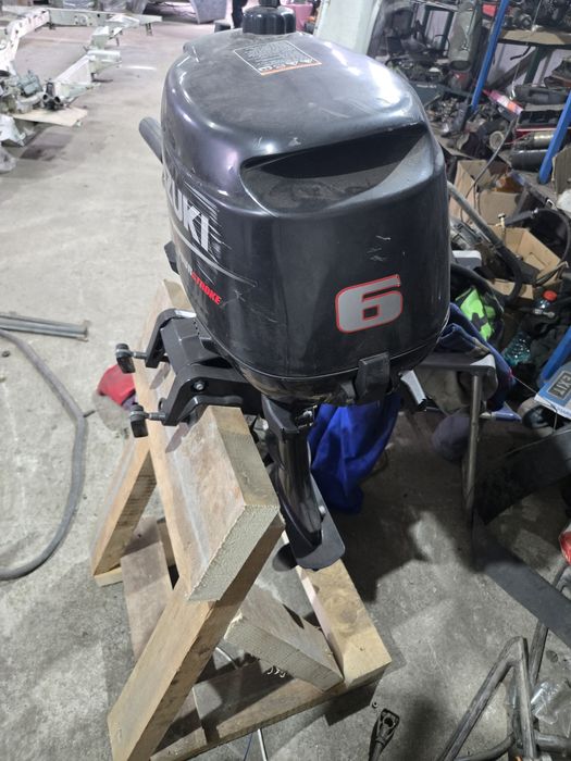 vând motor barca suzuki four strofe
