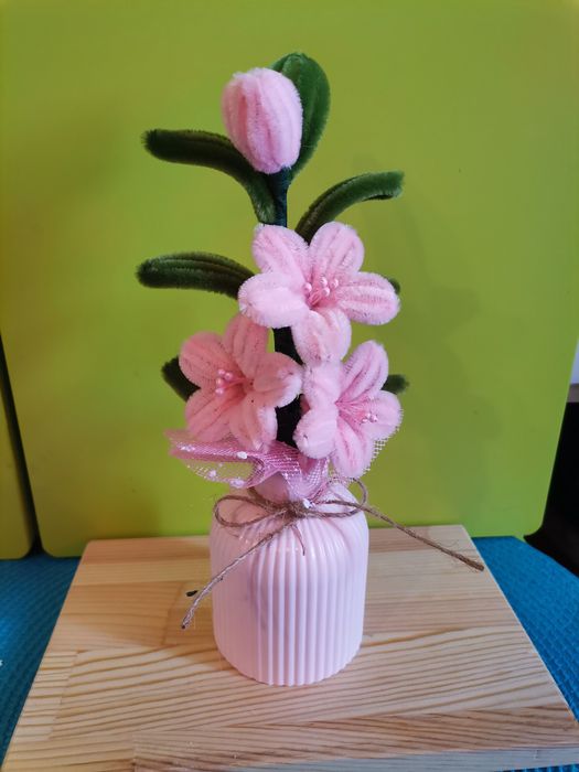 Керамична кашпа с цвете