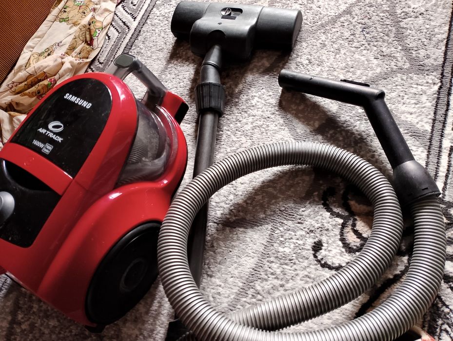 Пвлесос  Samsung почти новый