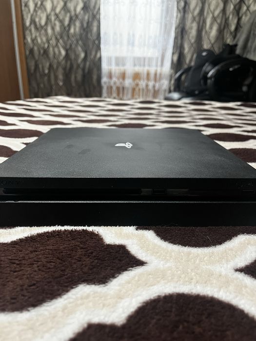 PS4 Slim  + GTA V + FIFA 18 + Minecraft