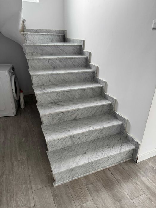 Scari interioare din marmura carrara