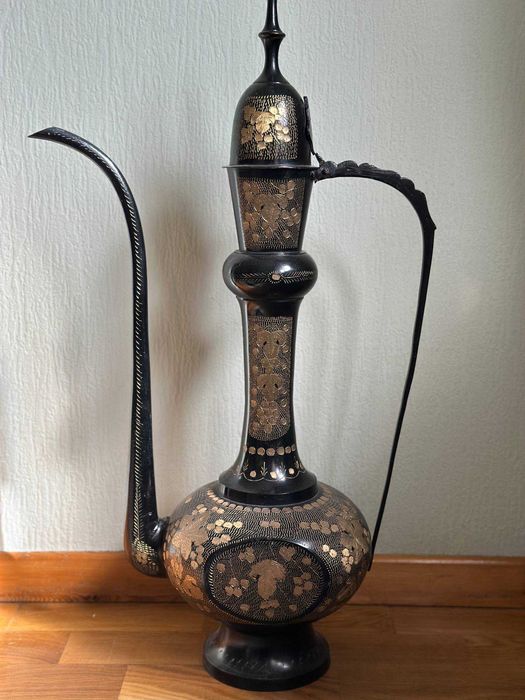 Кумган (кувшин) в восточном стиле, украшенный, Индия, латунь. 65 см