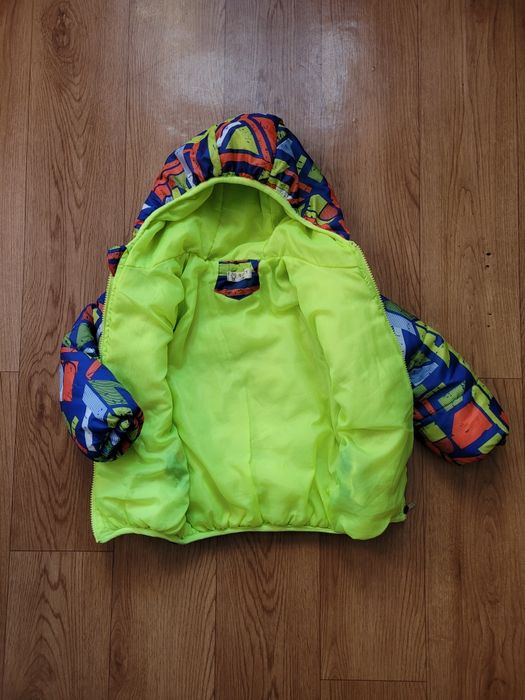 Куртка подойдёт на мальчика и на девочку (3-5 лет)