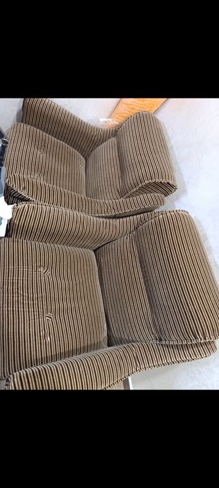 Продавам неупотребяван диван