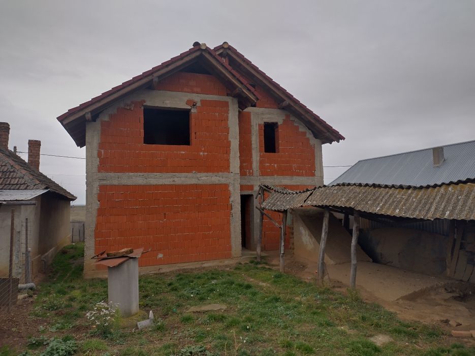 Vand sau schimb casa la rosu