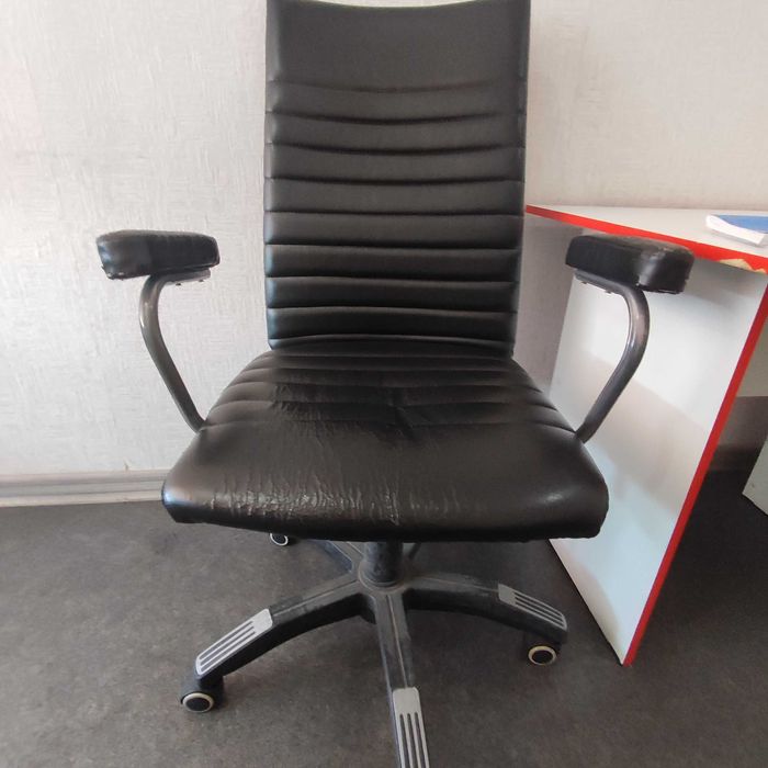 Продам кресло и стулья