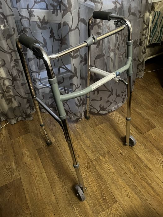 Продаю ходунки на колёсиках