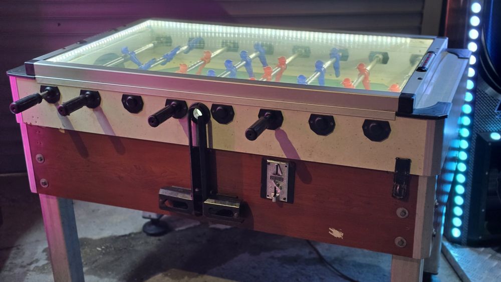 Джага с LED светлини, работеща с евромонети.