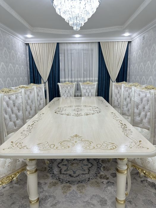 Oqituvchi stol tagida minus beradi