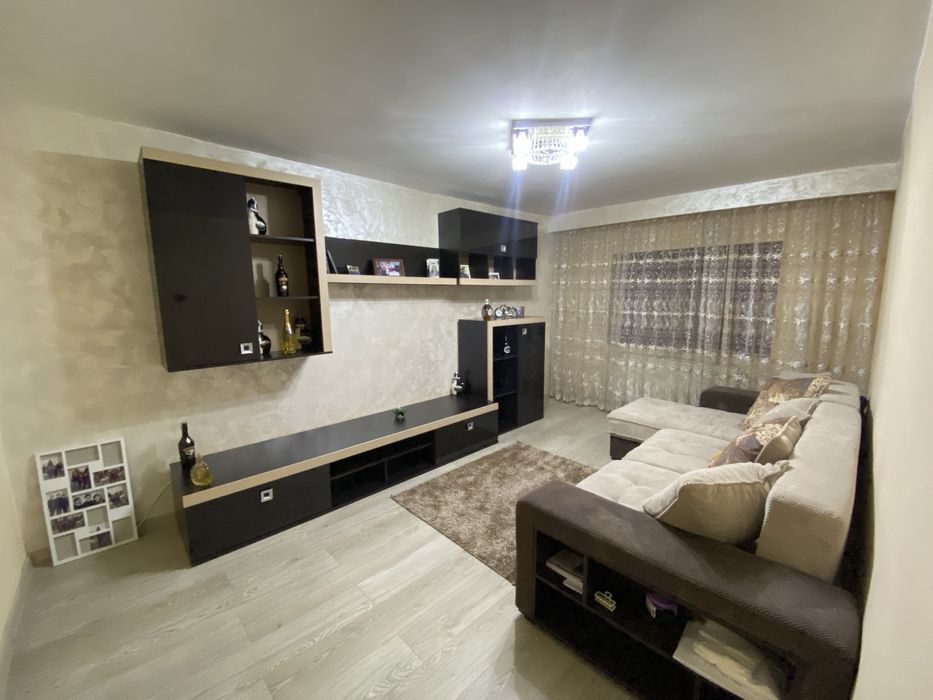 Apartament 3 camere de vanzare zona 9 Mai