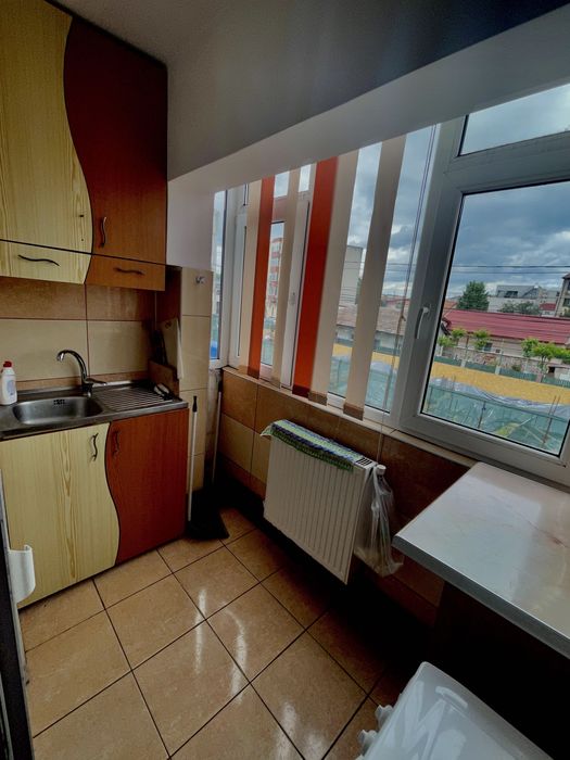 vând apartament 3 camere 56 mp decomandat