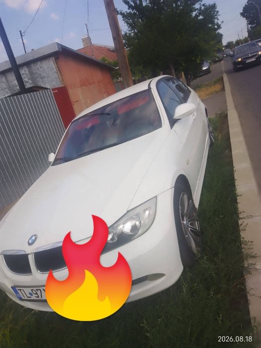 BMW E 90 alb cu interior roșu